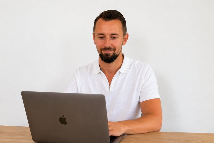 Matthias Trajer arbeitet am Laptop an einer Kundenwebsite